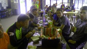 Le groupe au petit déjeuner